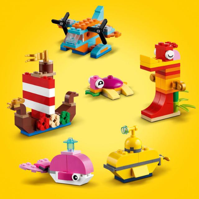 LEGO Classic, Distractie creativa in ocean, numar piese 333, varsta 4+