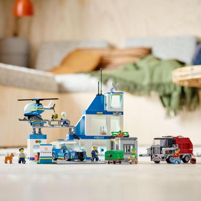 LEGO City, Sectie de politie, numar piese 668, varsta 6+